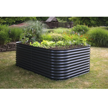Hochbeet aus Metall mit Pflanzen im Garten.
