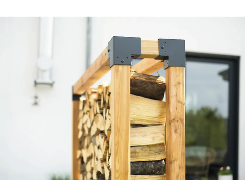 Holzlager aus Holz mit Holzbefüllung