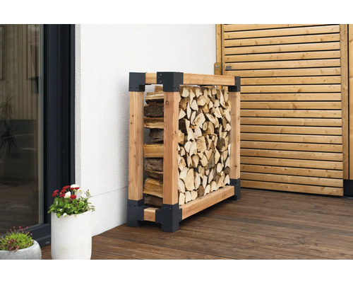 Holzlager mit Holzscheiten auf einer Terrasse