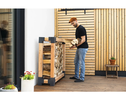 Holzlagerregal aus Holz mit Mann, der Holz hineinlegt