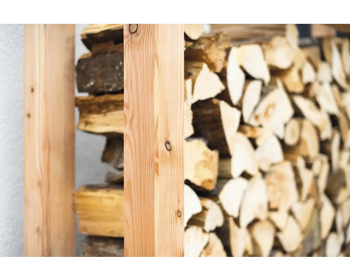 Holzregal mit Holzscheiten