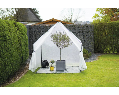 Garten mit Pflanzenzelt, Heizlüfter und Pflanzen