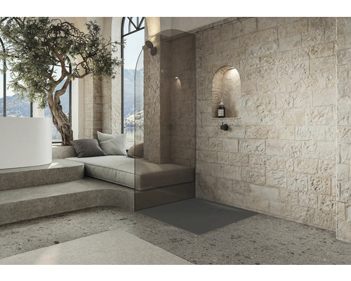 Badezimmer mit Dusche, Sitzbereich und Steinwand