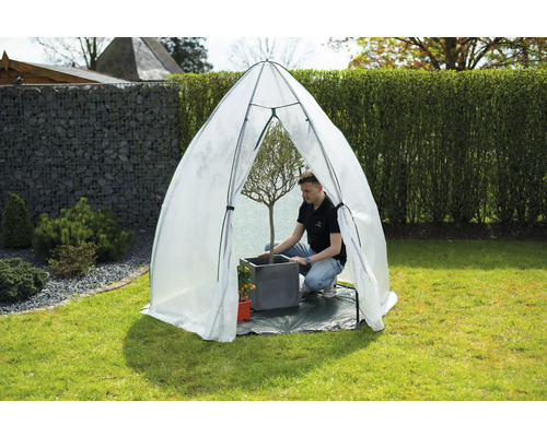 Gartenszene mit Folientunnel zum Schutz von Pflanzen im Garten.