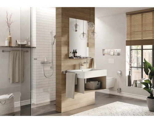 Helles Badezimmer mit Dusche, Waschbecken, Spiegel und Holzjalousien