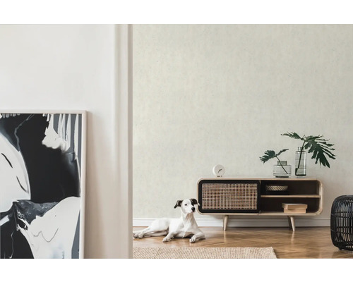 Heller Raum mit gemusterter Tapete, Kommode, Dekoration und Hund