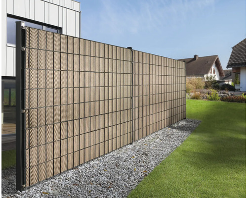 Sichtschutzzaun aus Kunststoff mit Metallpfosten im Garten
