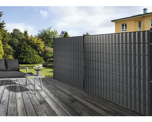 Gartenszene mit Sichtschutzzaun und Holzterrasse