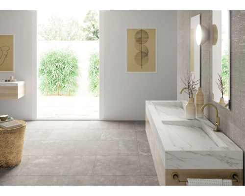 Badezimmer mit Doppelwaschtisch, Spiegeln und grauen Bodenfliesen