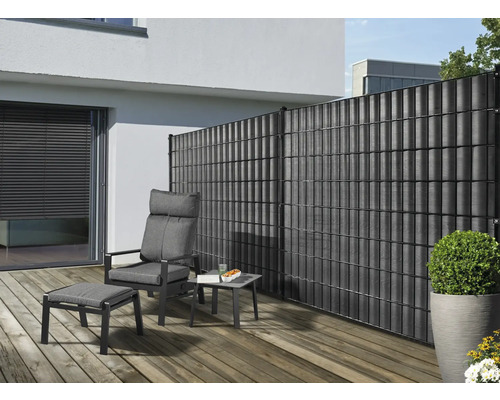 Sichtschutzzaun mit Gartenmöbeln auf einer Terrasse