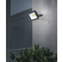 Quadratischer LED Außenstrahler an einer Hauswand montiert.