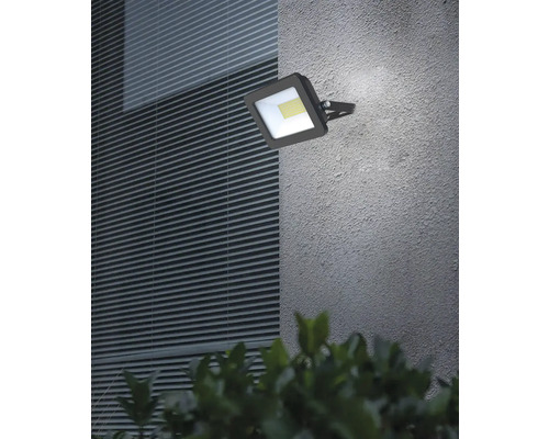 Quadratischer LED Außenstrahler an einer Wand montiert
