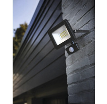 LED-Außenstrahler mit Bewegungsmelder an einer Hauswand