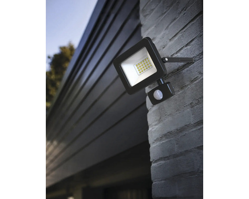 LED-Außenstrahler mit Bewegungsmelder an einer Hauswand