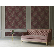 Raumansicht mit Sofa, Beistelltisch und gemusterter Tapete