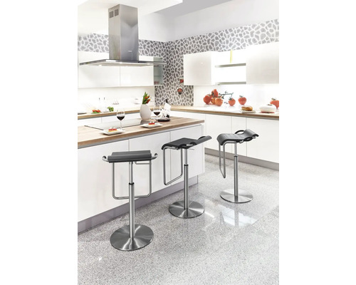 Helle Küche mit weißen Schränken, Dunstabzugshaube und drei Barhockern