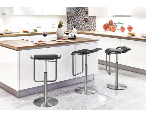 Drei höhenverstellbare Barhocker aus Metall und Kunststoff stehen in einer modernen Küche.
