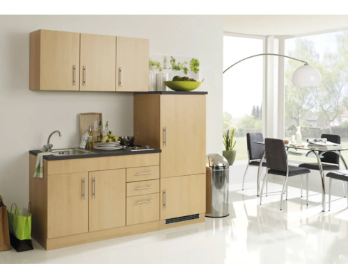 Küchenzeile mit Spüle, Schränken und Esstischgruppe in hellem Raum