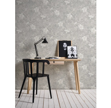 Arbeitszimmer mit Schreibtisch, Stuhl und Blumentapete