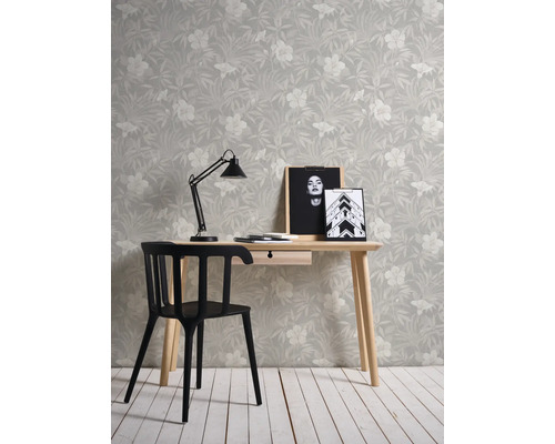 Arbeitszimmer mit Schreibtisch, Stuhl und Blumentapete