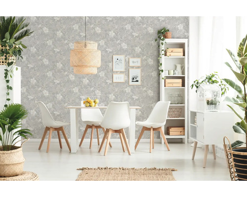 Heller Speiseraum mit Esstisch, Stühlen, Regal und floraler Tapete