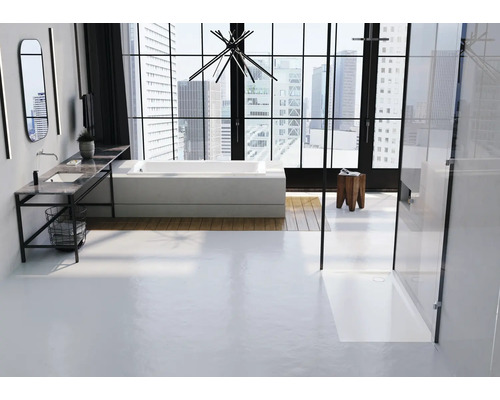 Helles Badezimmer mit Badewanne, Waschtisch, Spiegel und Dusche vor großer Fensterfront mit Ausblick auf eine Stadt.