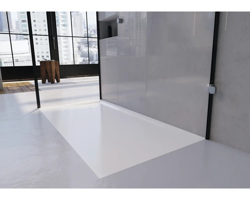 Ebenerdige Dusche mit Duschwanne im modernen Badezimmer