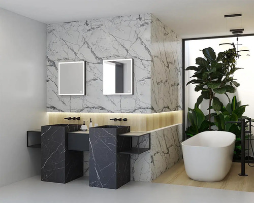 Modernes Badezimmer mit Doppelwaschtisch, beleuchteten Spiegeln und Badewanne