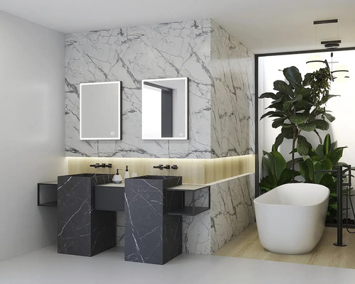 Modernes Badezimmer mit Doppelwaschtisch, Spiegeln und freistehender Badewanne