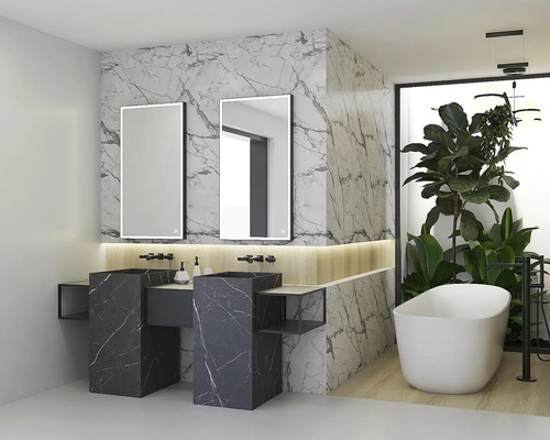 Modernes Badezimmer mit Doppelwaschtisch aus Marmor und beleuchteten Spiegeln