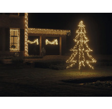Beleuchtetes Haus mit LED Weihnachtsbaum und Lichterketten im Außenbereich.