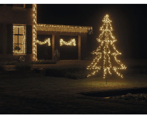 Beleuchtetes Haus mit LED Weihnachtsbaum und Lichterketten im Außenbereich.