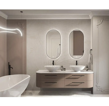 Badezimmer mit Waschtisch, zwei Spiegeln, Badewanne und Beleuchtung