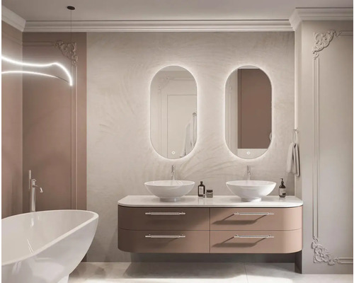 Modernes Badezimmer mit Doppelwaschtisch, beleuchteten Spiegeln und Badewanne für ein helles und organisiertes Ambiente.