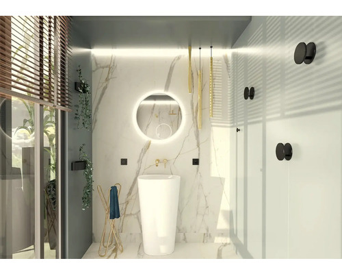 Modernes Badezimmer mit freistehendem Waschbecken, Spiegel und Handtuchhalter