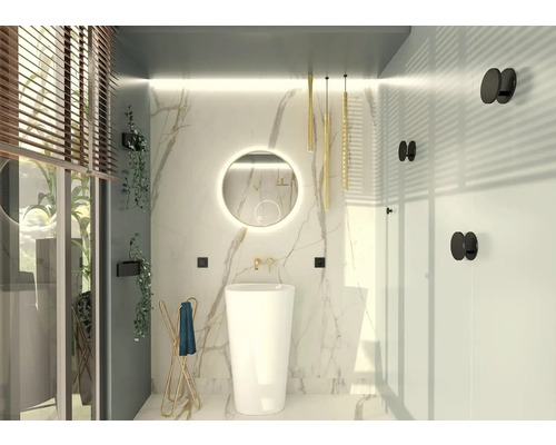 Helles Badezimmer mit Waschtisch, Spiegel, Handtuchhalter und Pflanzen