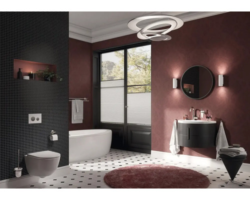 Modernes Badezimmer mit freistehender Badewanne, Wand-WC, Waschtisch mit Spiegel und indirekter Beleuchtung