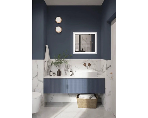 Modernes Badezimmer mit Waschtisch, Spiegel mit Beleuchtung, Toilette und Dekoration