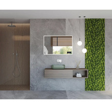Modernes Badezimmer mit Dusche, Waschtisch, Spiegel und grüner Mooswand
