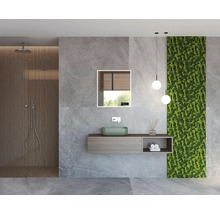 Modernes Badezimmer mit Dusche, Waschbecken, Spiegel und Wandgestaltung.