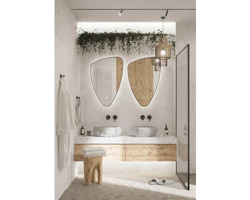 Modernes Badezimmer mit Doppelwaschbecken, Spiegeln, Holzunterschrank und dekorativer Beleuchtung