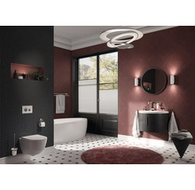 Badezimmer mit Toilette, Badewanne, Waschtisch, Spiegel und Beleuchtung