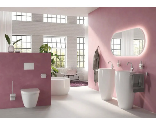 Helles Badezimmer mit Toilette, Badewanne und zwei Waschbecken