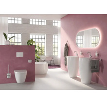 Helles Badezimmer mit Toilette, Badewanne und Doppelwaschtisch