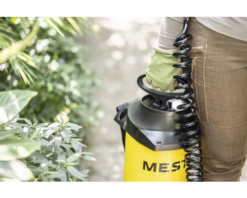 Person mit Drucksprüher von Mesto im Garten