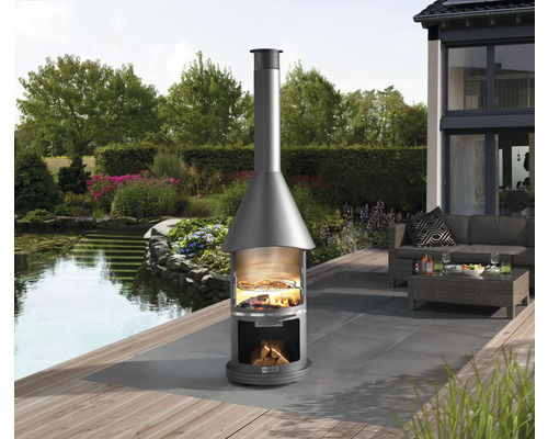 Außenbereich mit Kaminofen, Teich und Gartenmöbeln