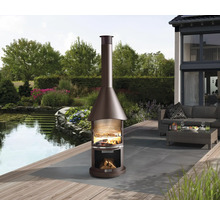 Outdoor-Grillkamin auf einer Terrasse mit Teich und Garten