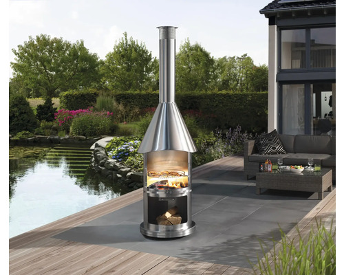 Edelstahl-Außenkamin mit Grillfunktion auf einer Terrasse am See