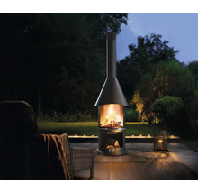 Gartenambiente mit Feuerstelle, Holz und Kerzen