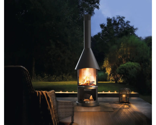 Gartenambiente mit Feuerstelle, Holz und Kerzen